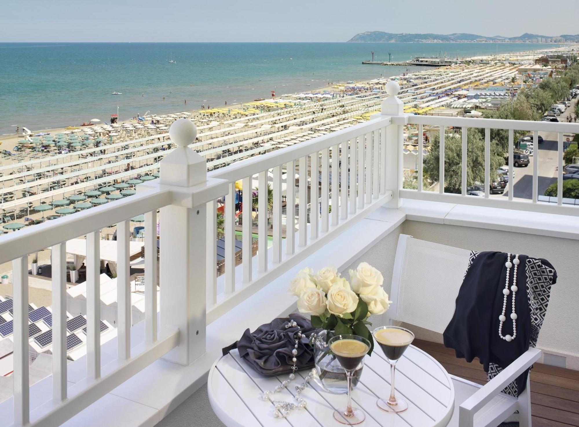 Hotel Tiffany'S Riccione Dış mekan fotoğraf